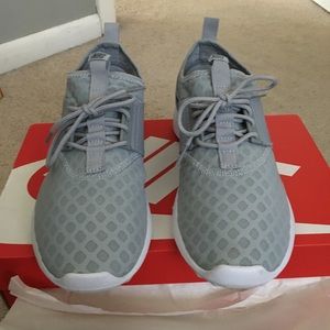 Nike Juvenate sneakers women’s 9.5